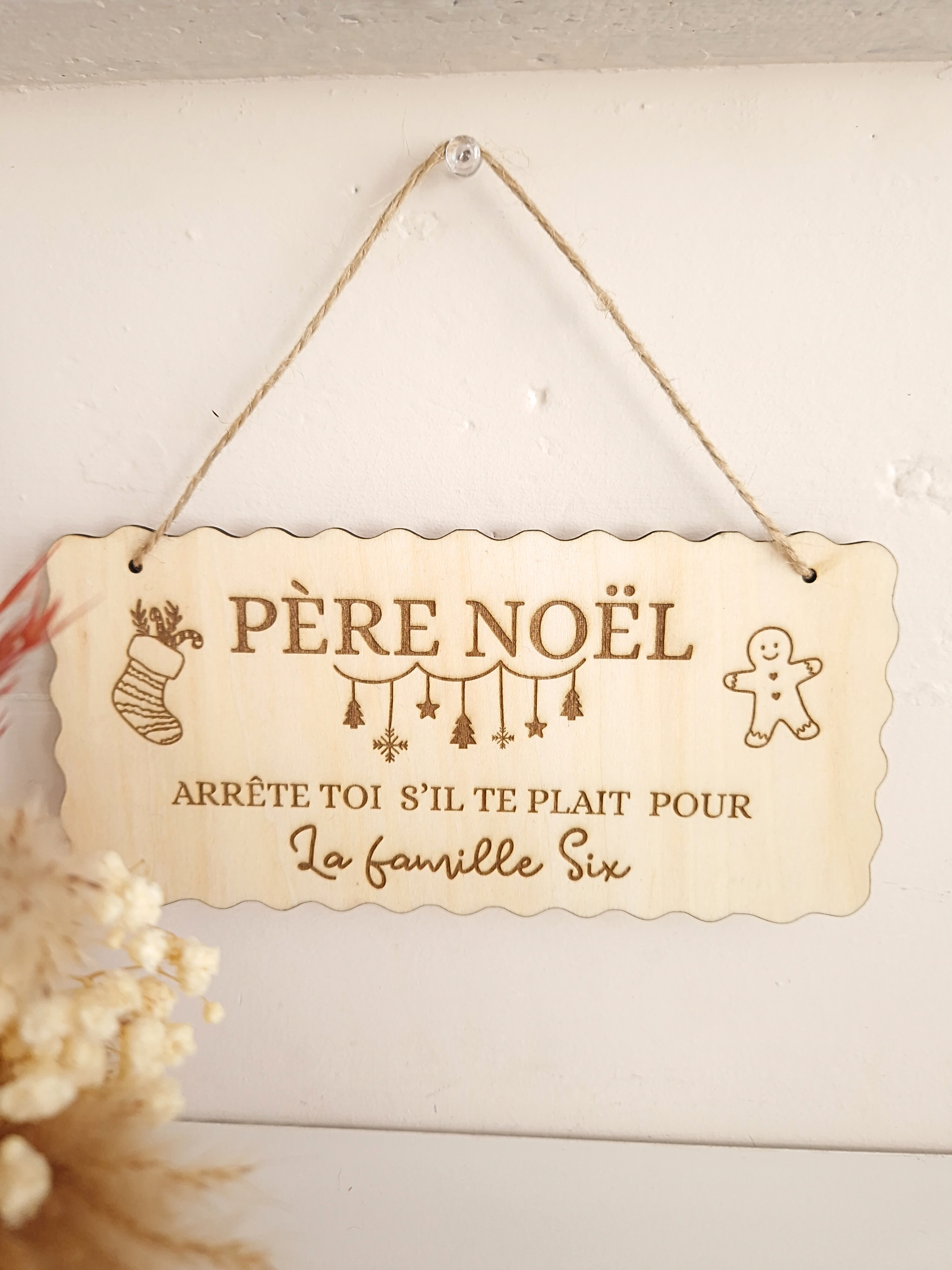 Pancarte en bois personnalisée – “Père Noël, arrête-toi s’il te plaît pour la famille…”